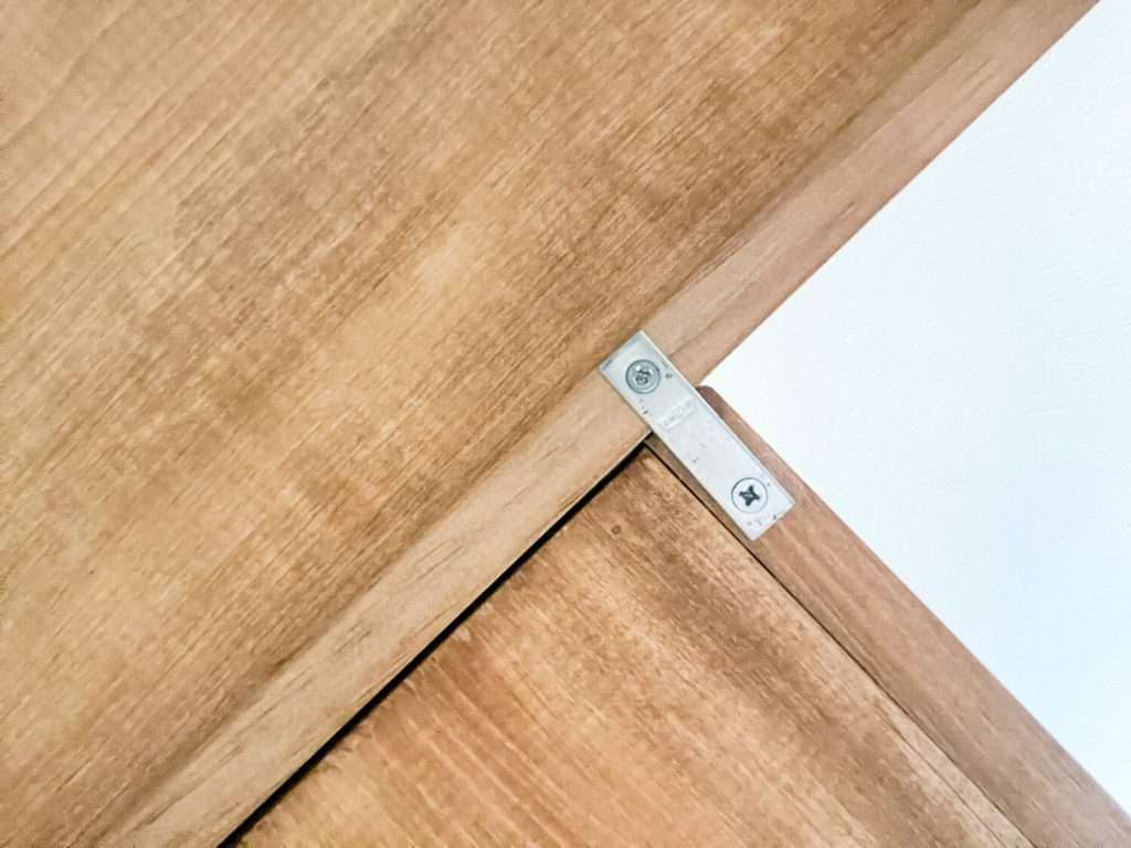 Brackets for open shelving