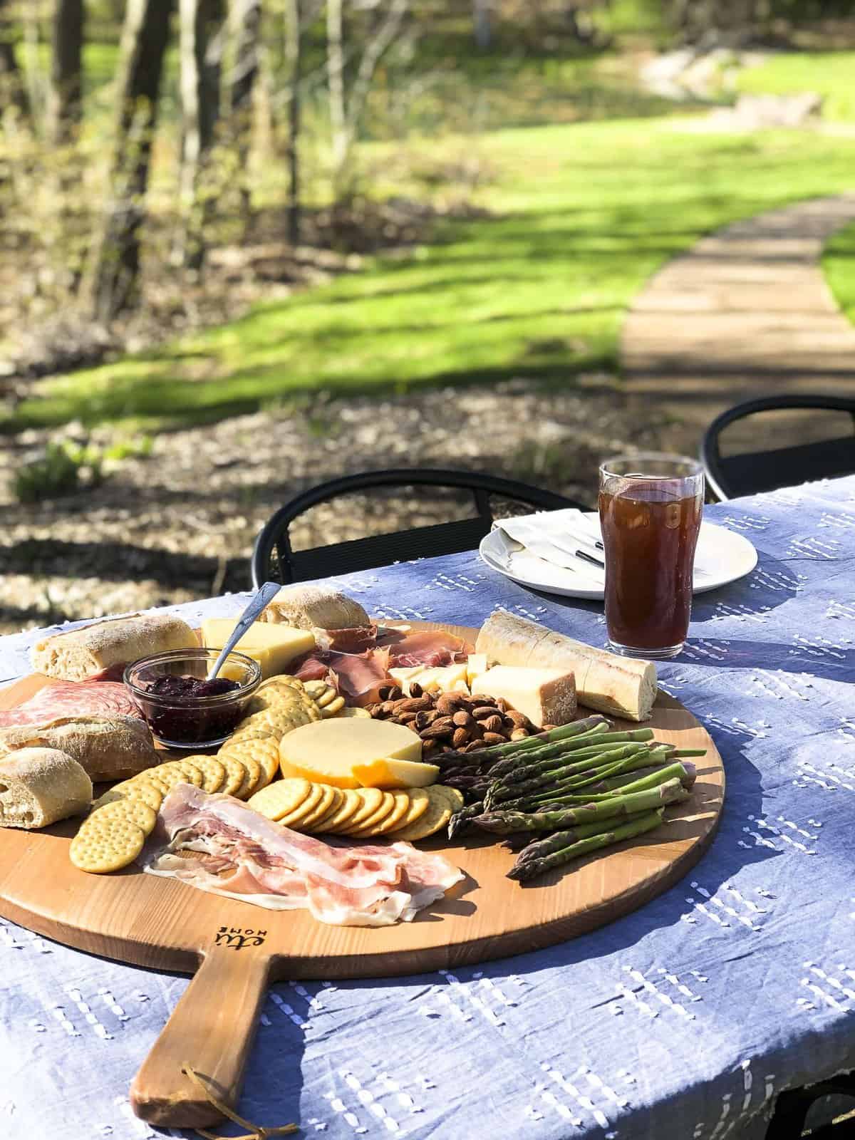 Summer dinner parties should be laid back and fun! Use these simple summer dinner party ideas with 5 tablescape essentials for your next outdoor party! #summerdining #summerparty #tablescapeideas