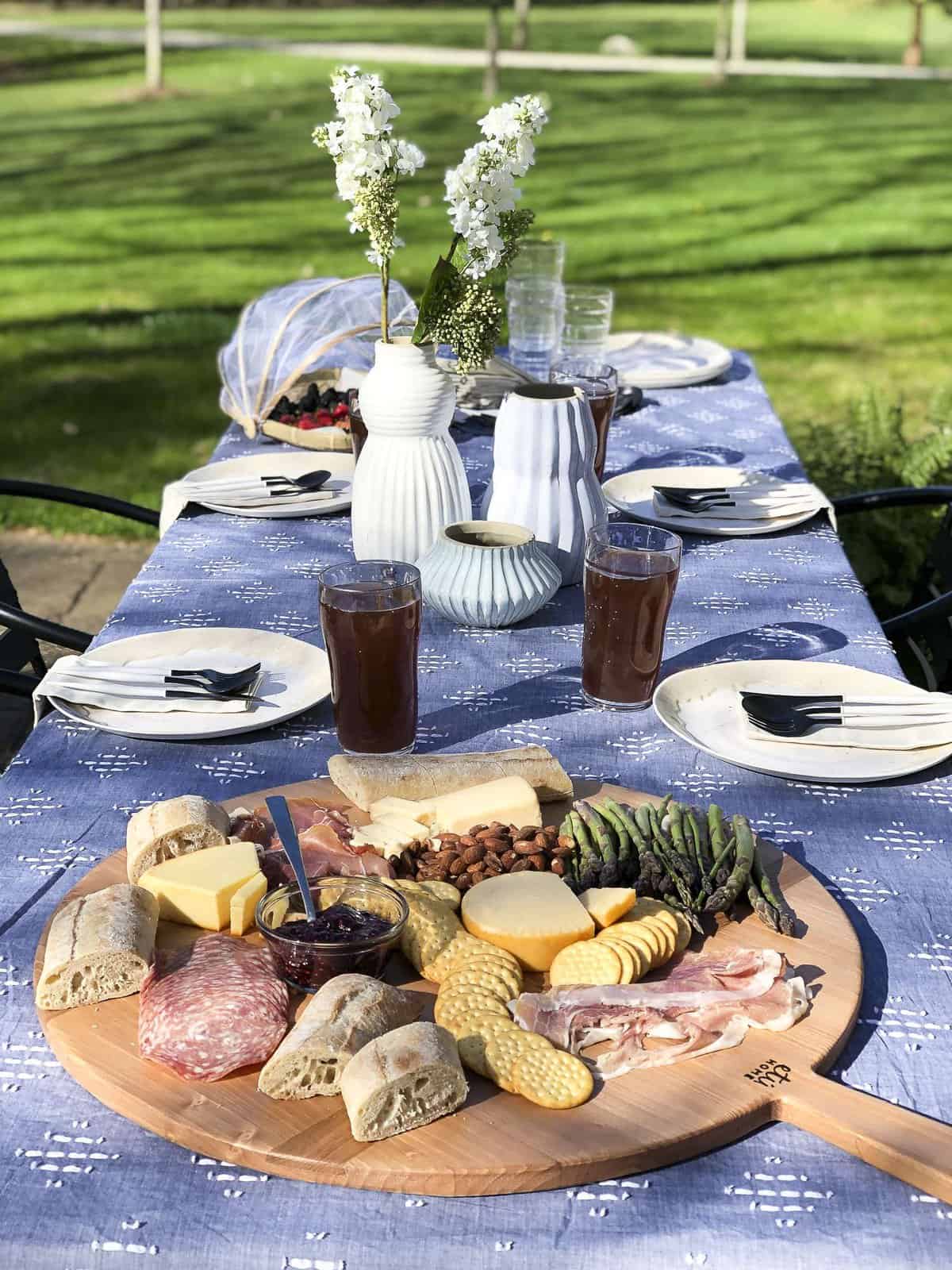 Summer dinner parties should be laid back and fun! Use these simple summer dinner party ideas with 5 tablescape essentials for your next outdoor party! #summerdining #summerparty #tablescapeideas