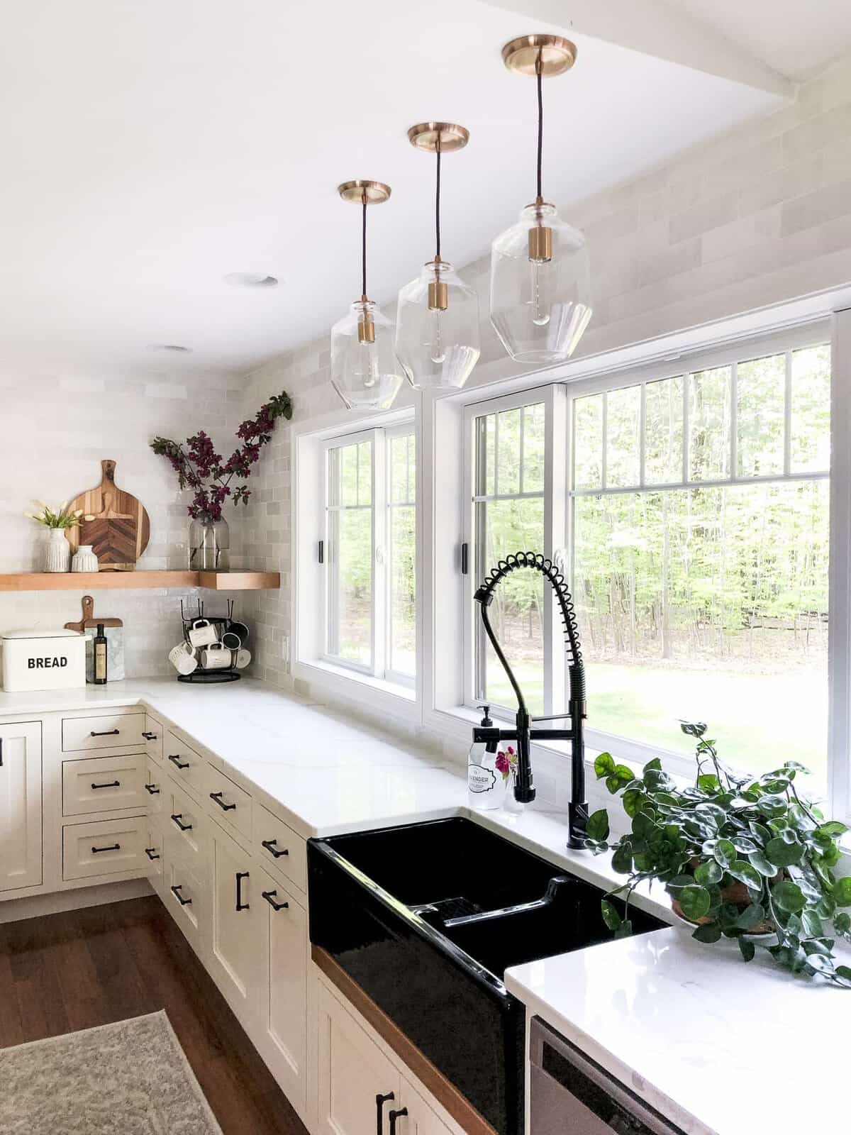 Do you love the look of marble countertops? Consider quartz that looks like marble for a maintenance free and affordable marble alternative. #fromhousetohaven #quartzcountertops #kitchenremodel #marblequartz