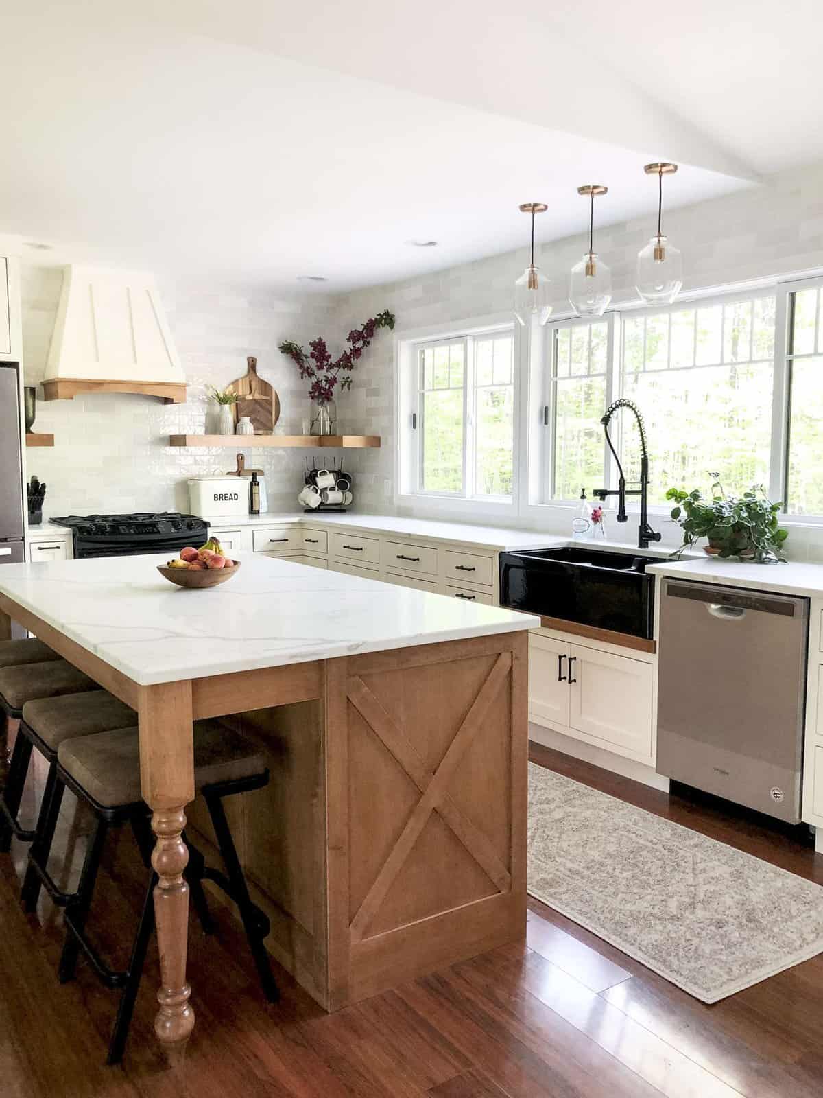 Do you love the look of marble countertops? Consider quartz that looks like marble for a maintenance free and affordable marble alternative. #fromhousetohaven #quartzcountertops #kitchenremodel #marblequartz