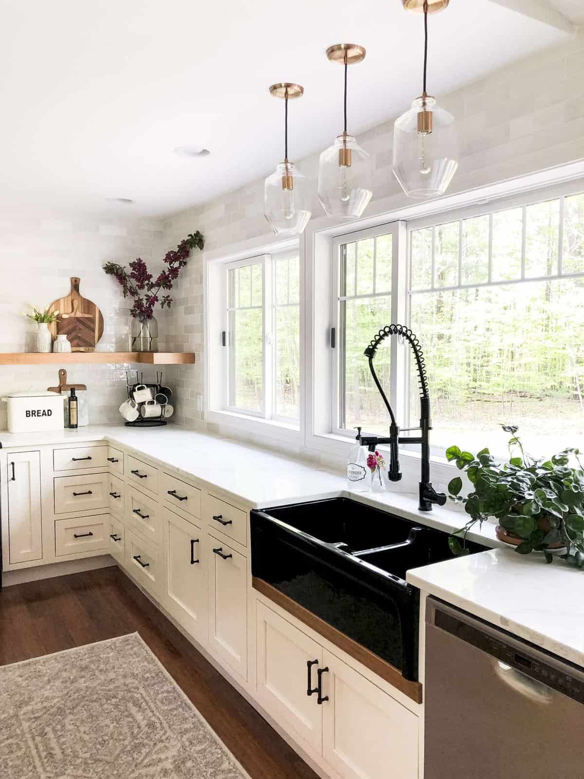 Do you love modern farmhouse style? Here are tips for how to use a black sink to anchor your kitchen remodel design. Plus, how to mix finishes! #fromhousetohaven #blackfarmhousesink #farmhousesink