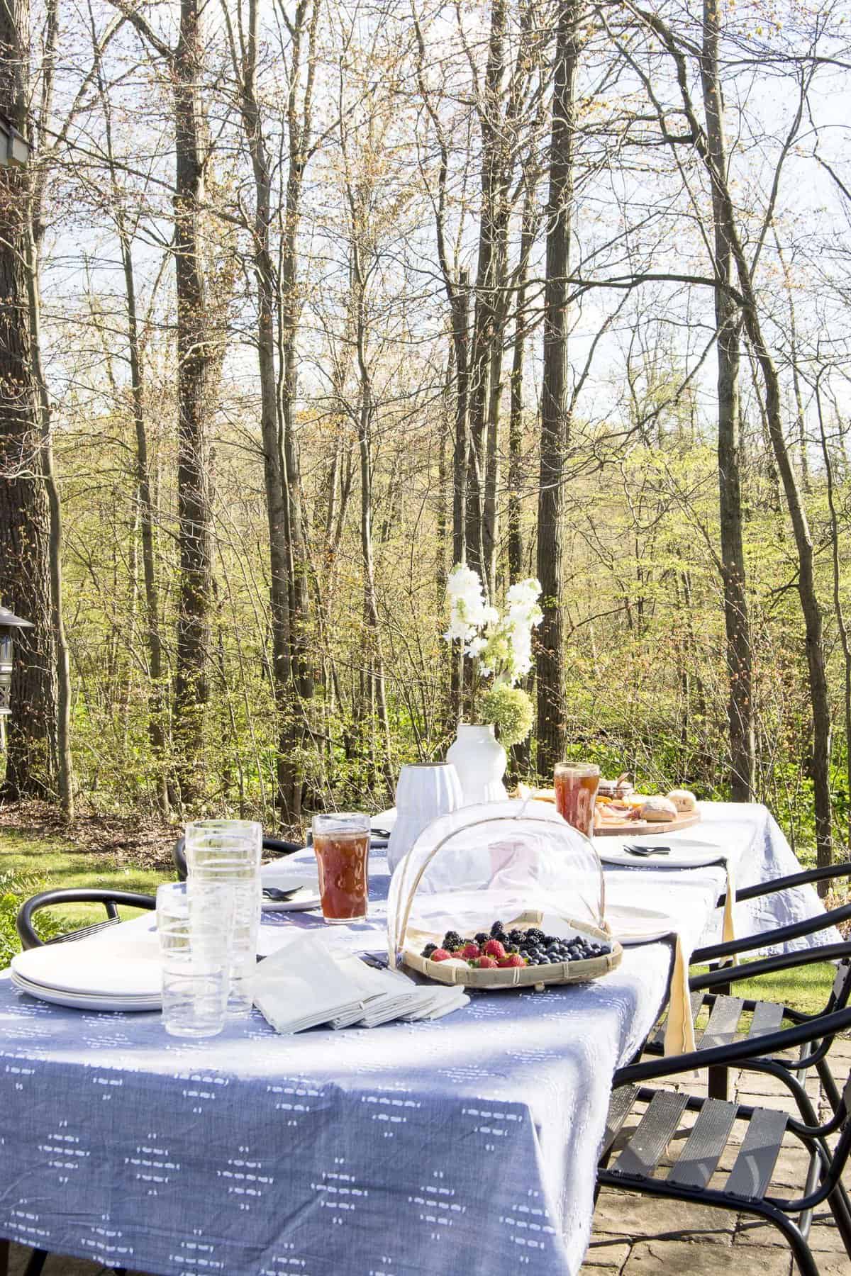 Summer dinner parties should be laid back and fun! Use these simple summer dinner party ideas with 5 tablescape essentials for your next outdoor party! #summerdinnerparty #dinnerparty #outdoortablescape