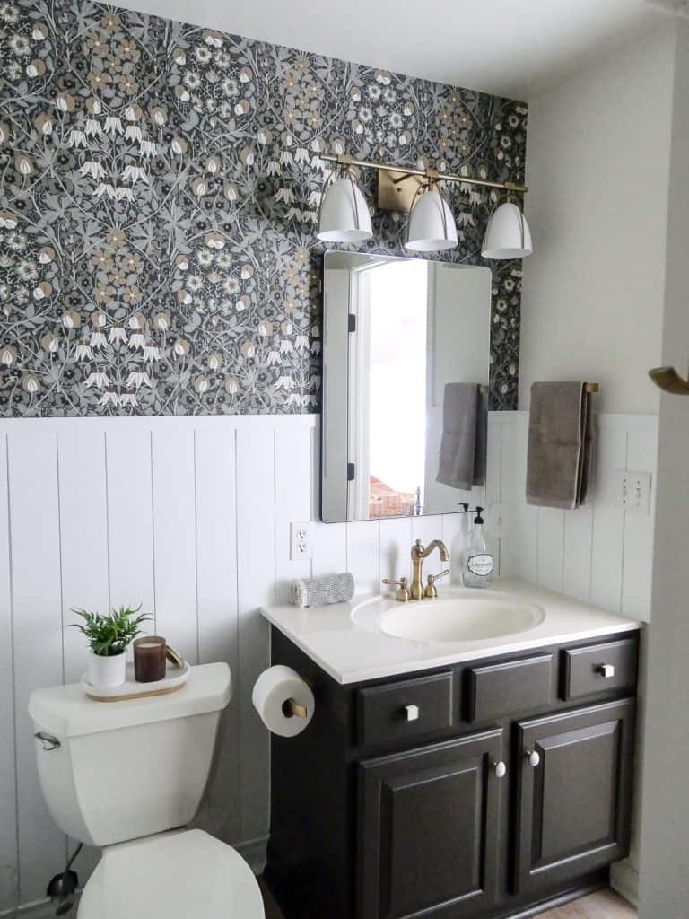 Light neutral colors in a bathroom.