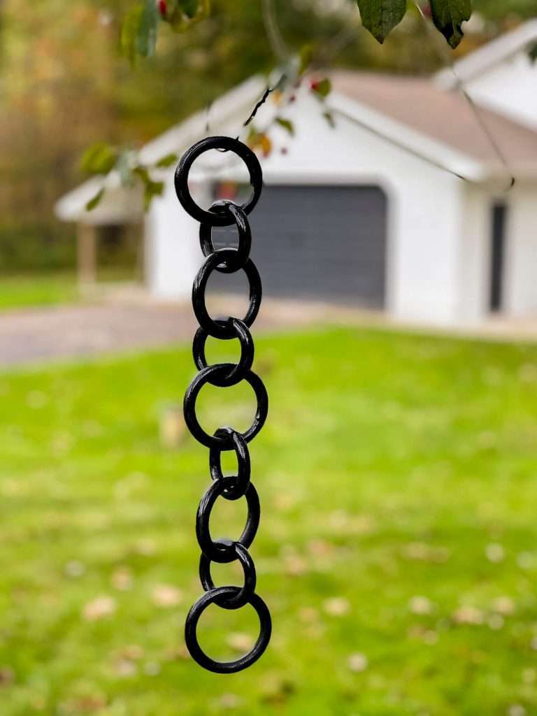 Spray painting a chain link.