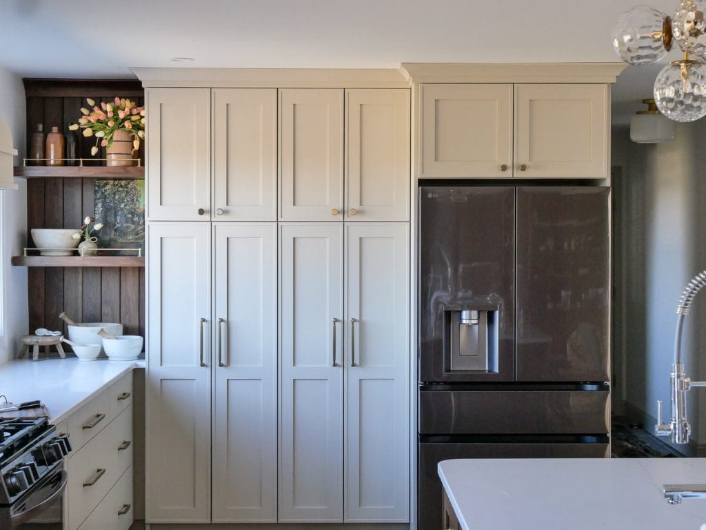 Pros & Cons of a Refrigerator that Looks Like a Cabinet