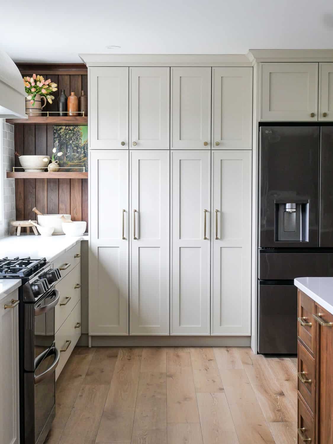 Pros & Cons of a Refrigerator that Looks Like a Cabinet