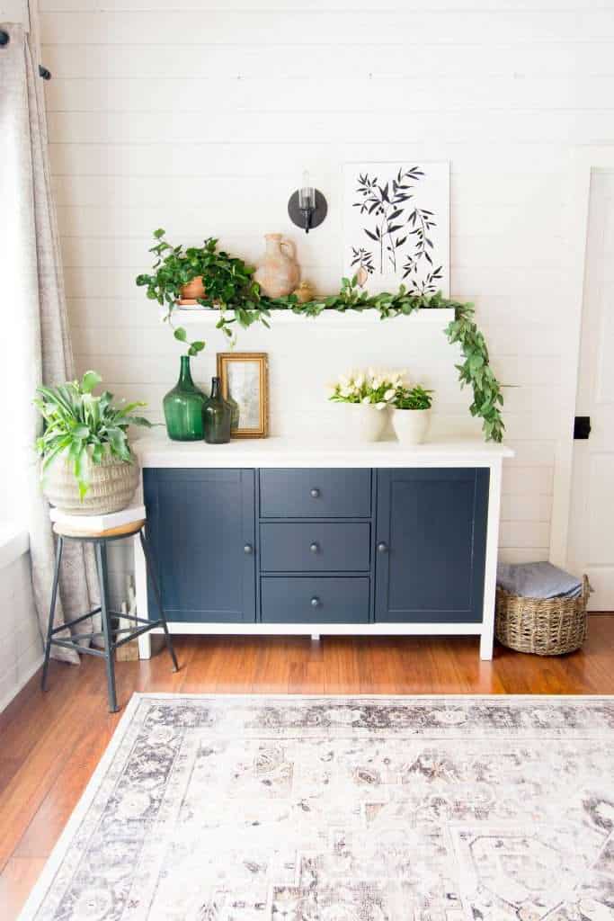 Greenery as decor in a dining room