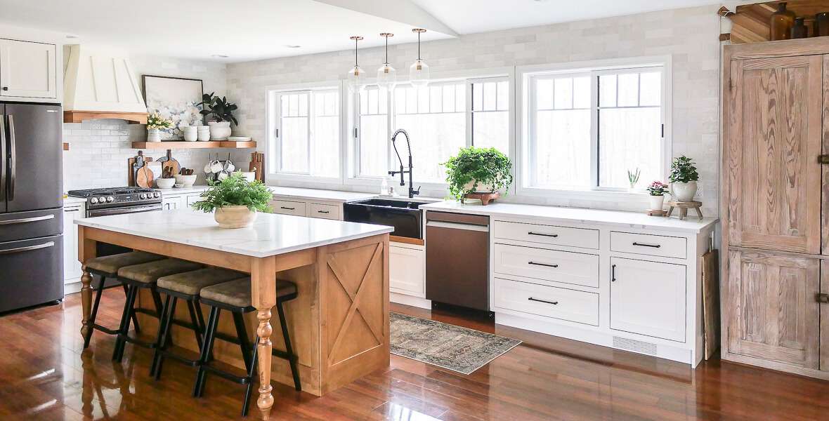 Sensibly Decorating Floating Shelves in a Kitchen